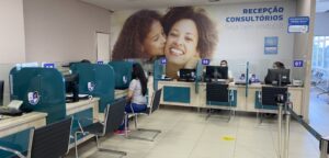Recepção dos consultórios do Hospital Márcio Cunha, em Ipatinga