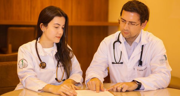 Médica residente Dra. Laura Torres com seu preceptor Dr. Rodrigo Lovatti